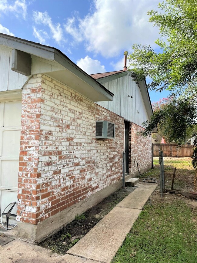 2531 Woodsdale Blvd, Houston, TX 77038 - photo 4