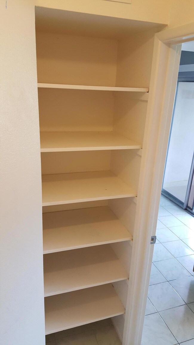 2032-202 Pantry Apr17