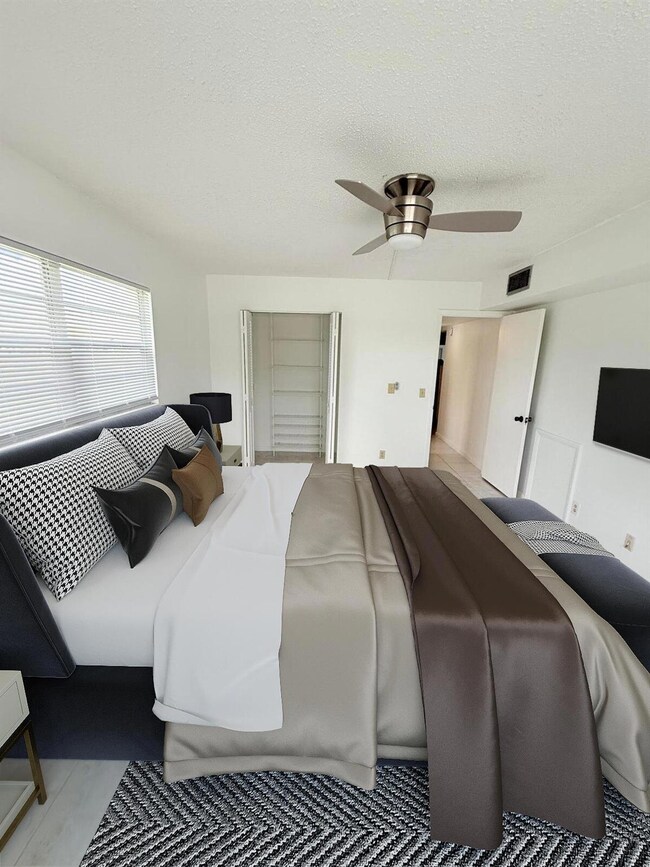 1036 Hythe B unit B, Boca Raton, FL 33434 - photo 6