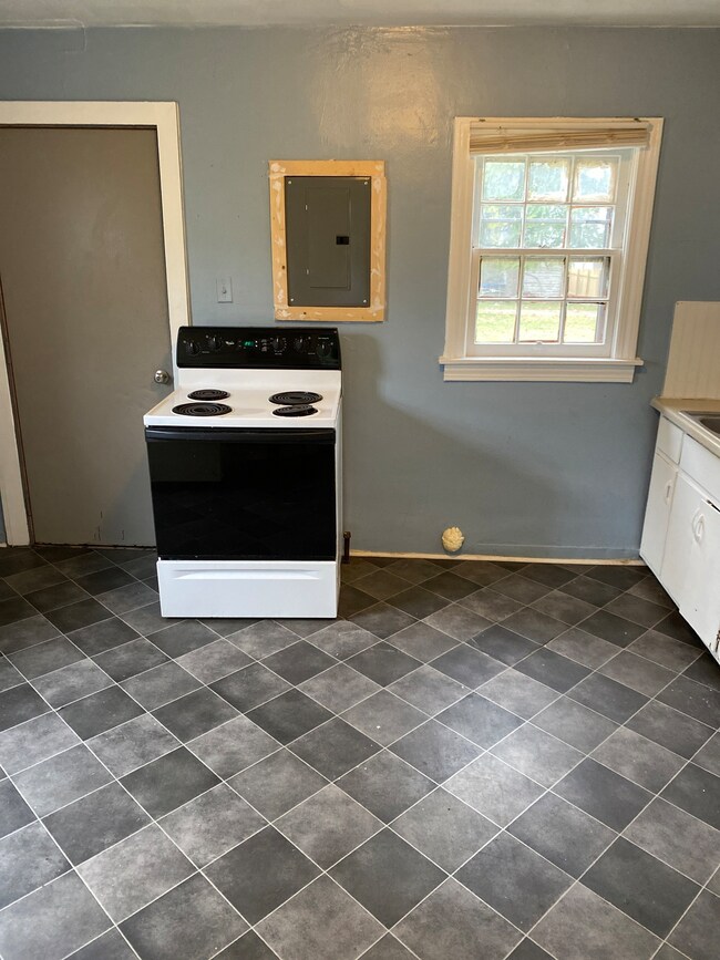 1608 W 16th St, Anderson, IN 46016 - photo 4