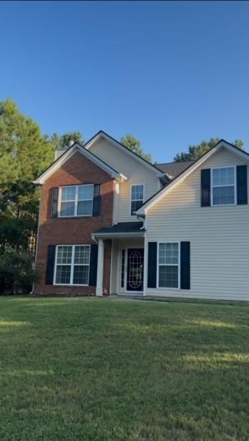 View of front of home featuring a front lawn