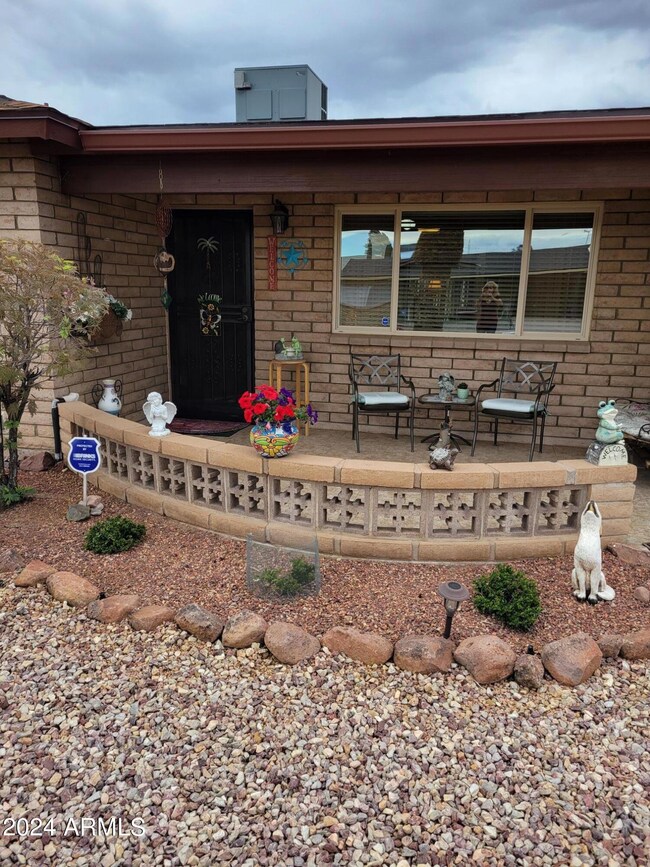 1525 FRONT PATIO