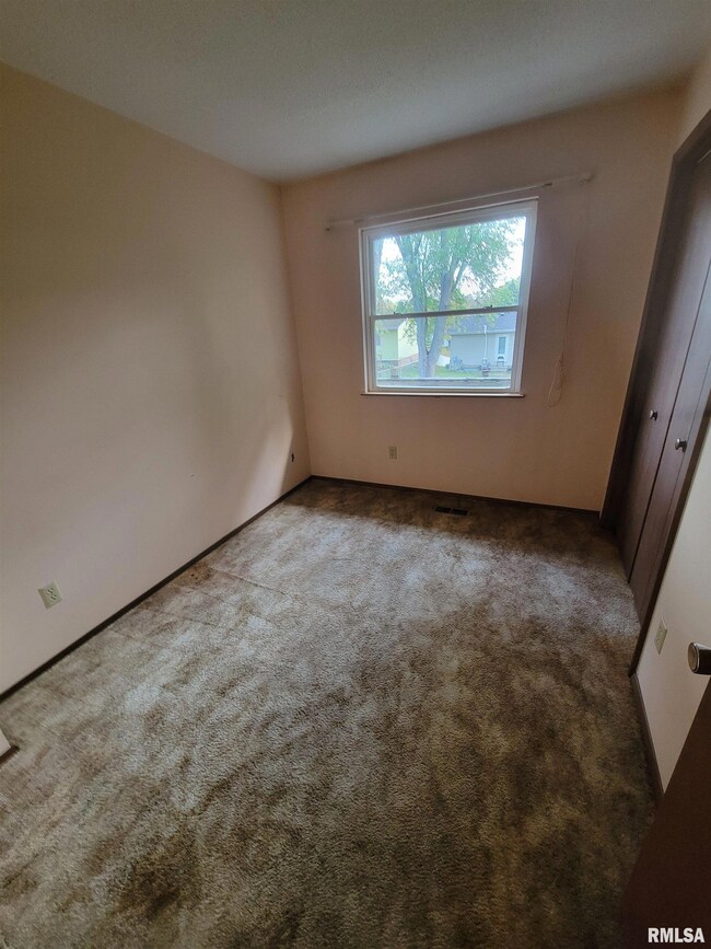 2409 W 59th St, Davenport, IA 52806 - photo 7