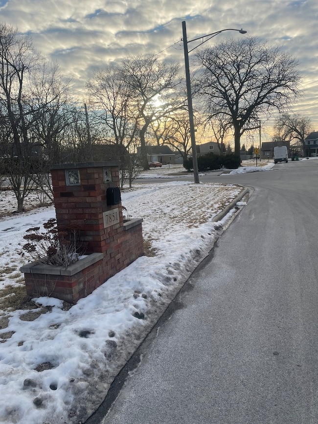 7851 Suburban Ln, Bridgeview, IL 60455 - photo 3
