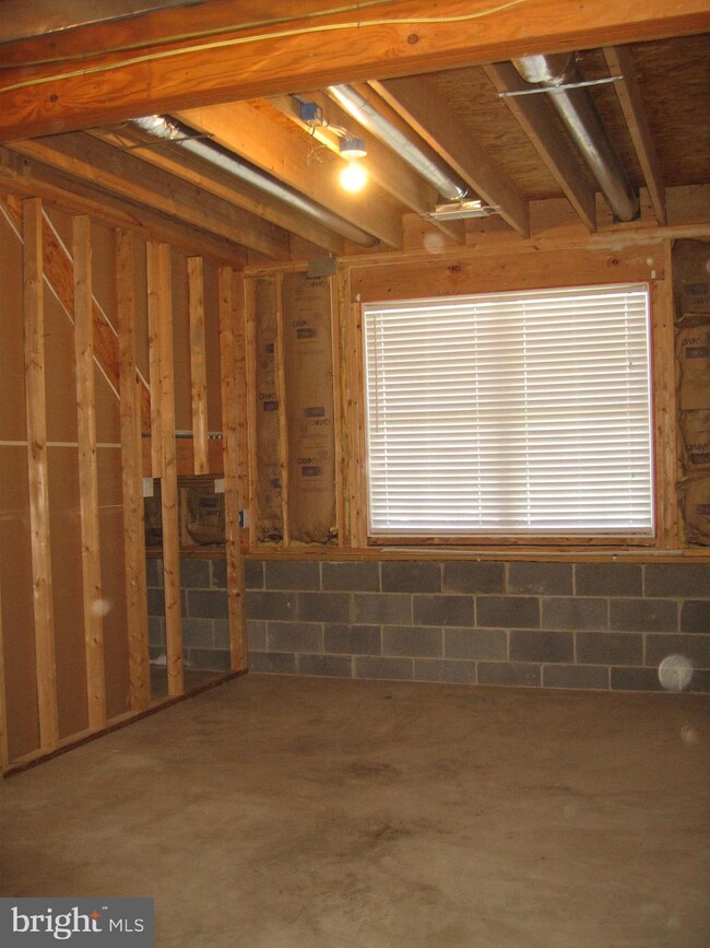 119 Freight Car Cir, Bunker Hill, WV 25413 - photo 7