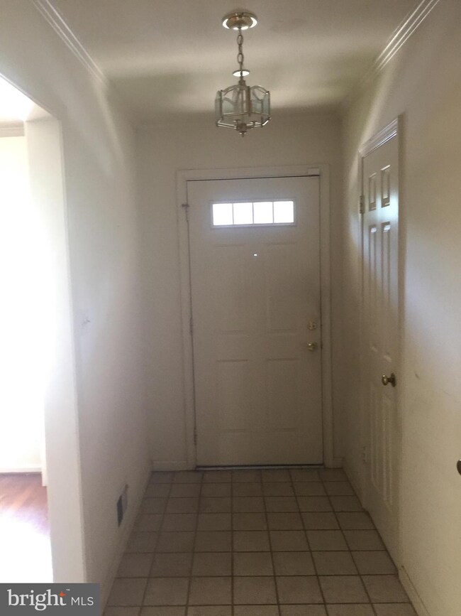 6196 Vine Forest Ct, Falls Church, VA 22044 - photo 2