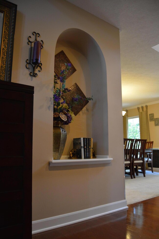 Dramatic wall niche' in Foyer
