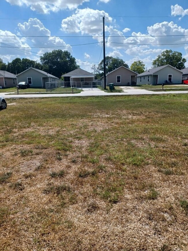 00 Dyer St, Houston, TX 77088 - photo 2