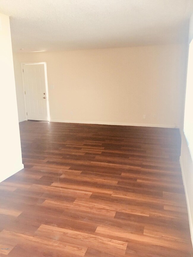 ENTRY LIVINGROOM