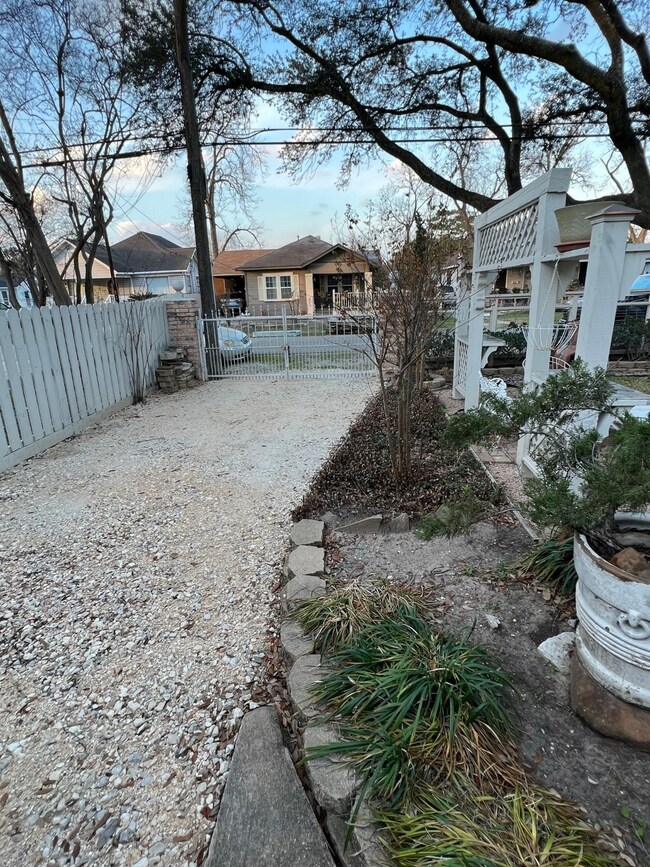 1310 Reid St, Houston, TX 77022 - photo 6