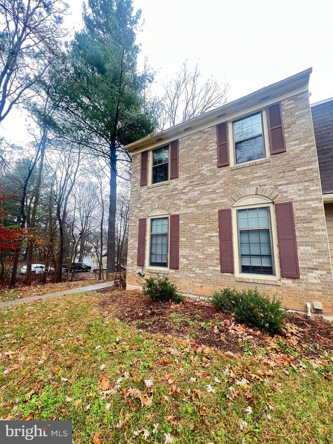 10230 Roberts Common Ln, Burke, VA 22015 - photo 2