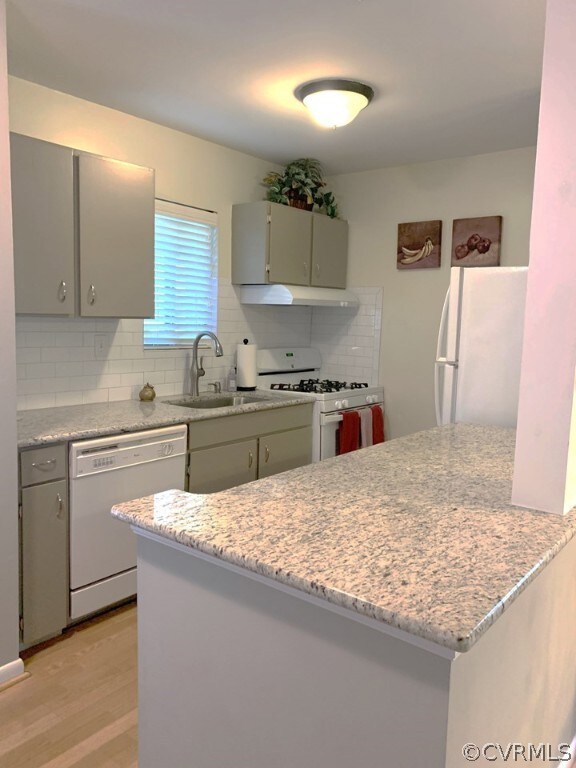 New upscale Kitchen with granite counters