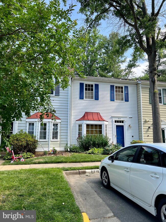 9814 Oakdale Woods Ct, Vienna, VA 22181 - photo 2
