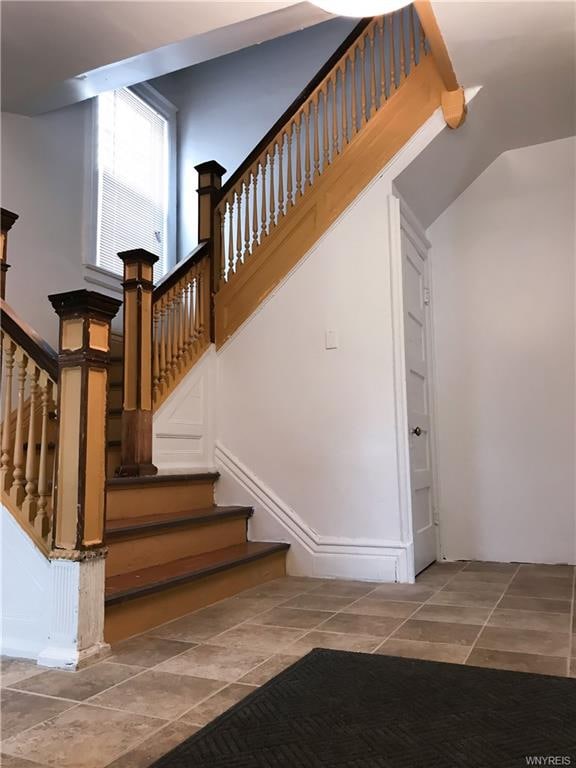 beautiful entry way.. w/ corner mud room area