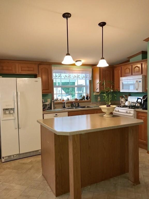 140 Vineyard Dr, Taunton, MA 02780 - photo 2