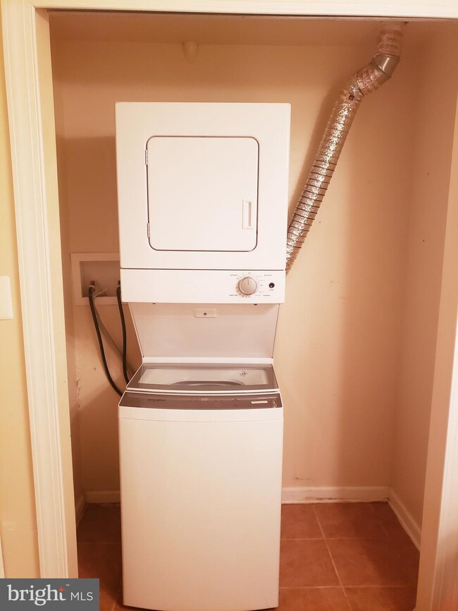 434 Burbank Ct, Halethorpe, MD 21227 - photo 4