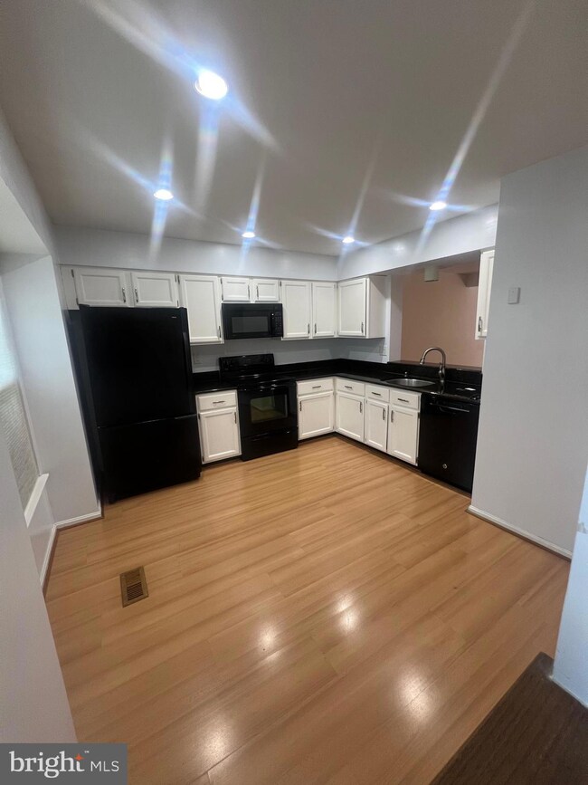 11708 Lone Tree Ct, Columbia, MD 21044 - photo 4