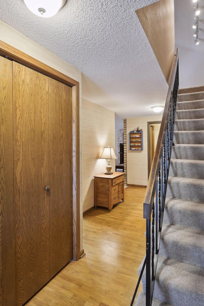 17821 Comstock Rd, Wayzata, MN 55391 - photo 3