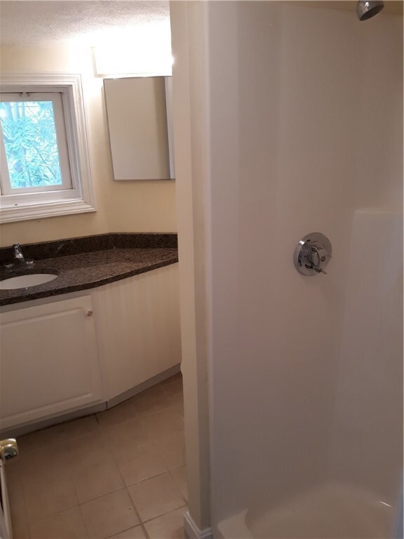 591 Pleasant Valley Pkwy, Providence, RI 02908 - photo 2