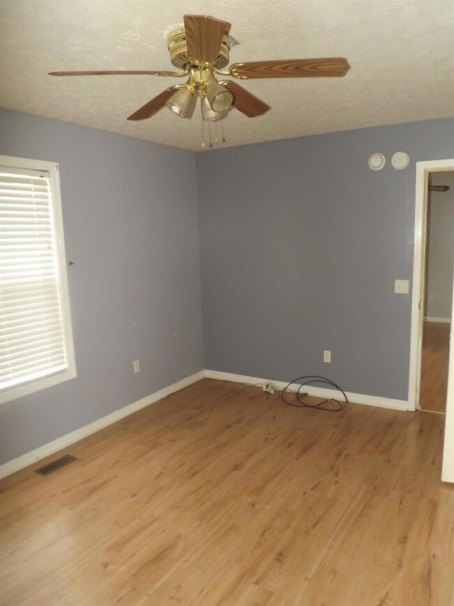 105 Choctaw Dr, Shelbyville, TN 37160 - photo 7