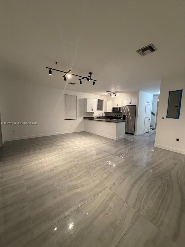 932 SW 10th St unit 3, Hallandale Beach, FL 33009 - photo 4