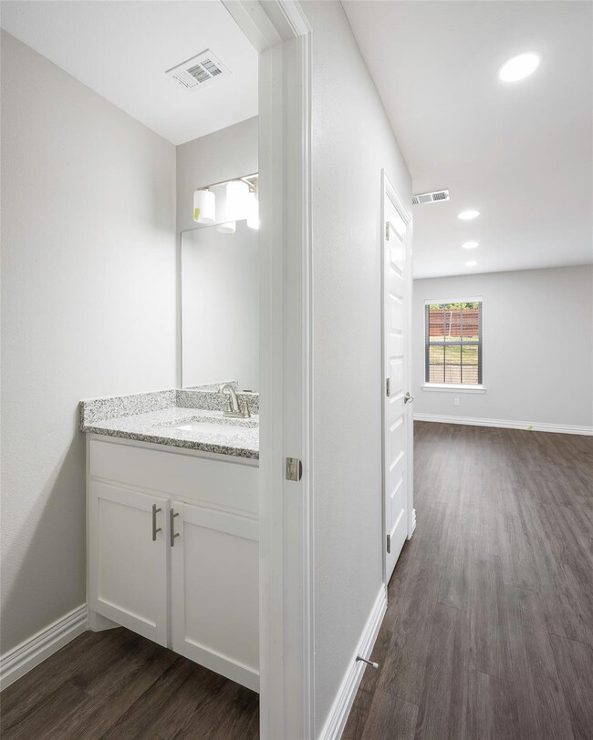 907 W Collins St, Denison, TX 75020 - photo 3