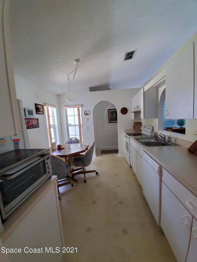 Eat-in Kitchen