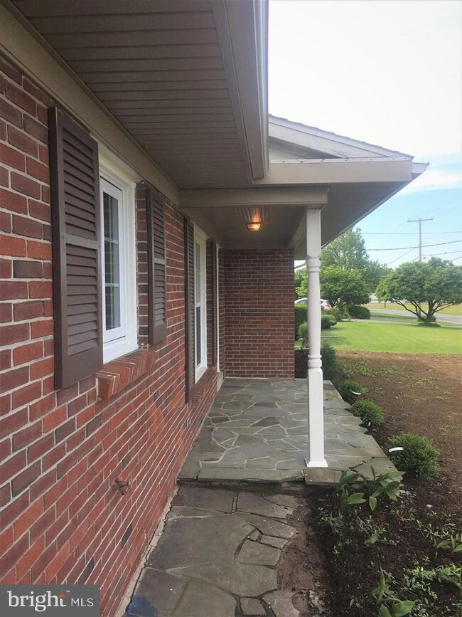 458 N Railroad Ave, New Holland, PA 17557 - photo 2