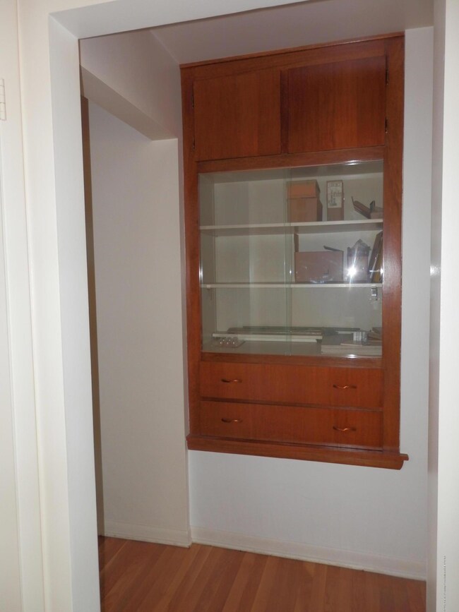 Built-in hutch
