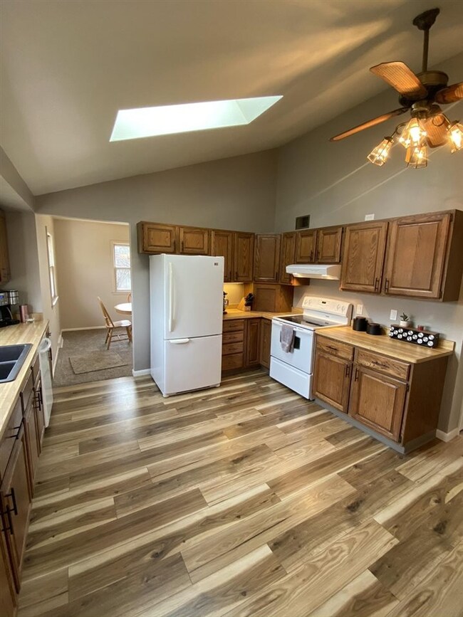 12123 W Diane Dr, Milwaukee, WI 53226 - photo 4