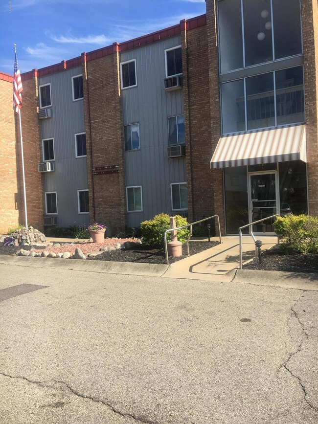 173 E Michigan Ave unit 206A, Three Rivers, MI 49093 - photo 2