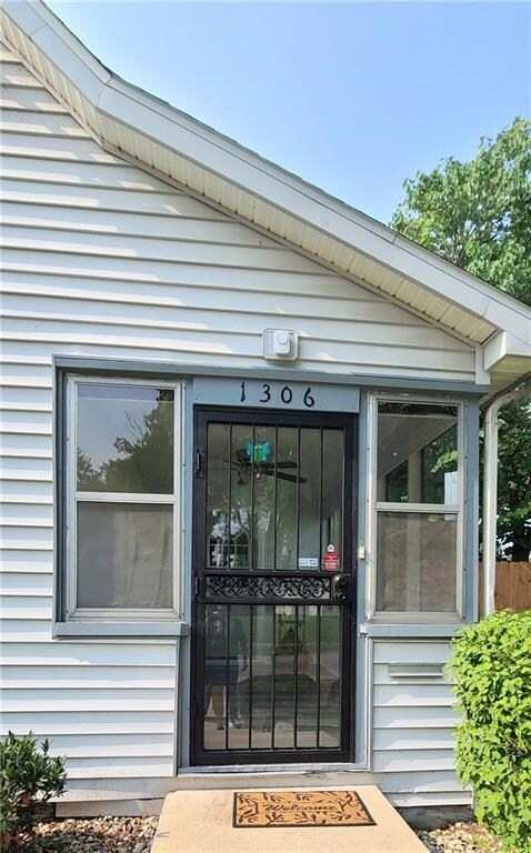 1306 W 5th St, Anderson, IN 46016 - photo 3