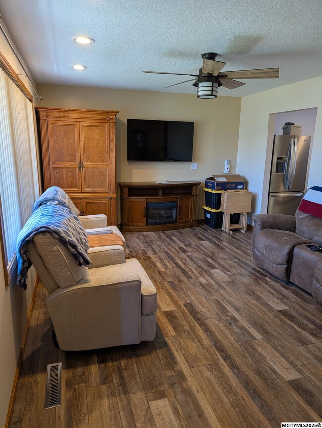 1155 Elm Ave, Garner, IA 50438 - photo 5