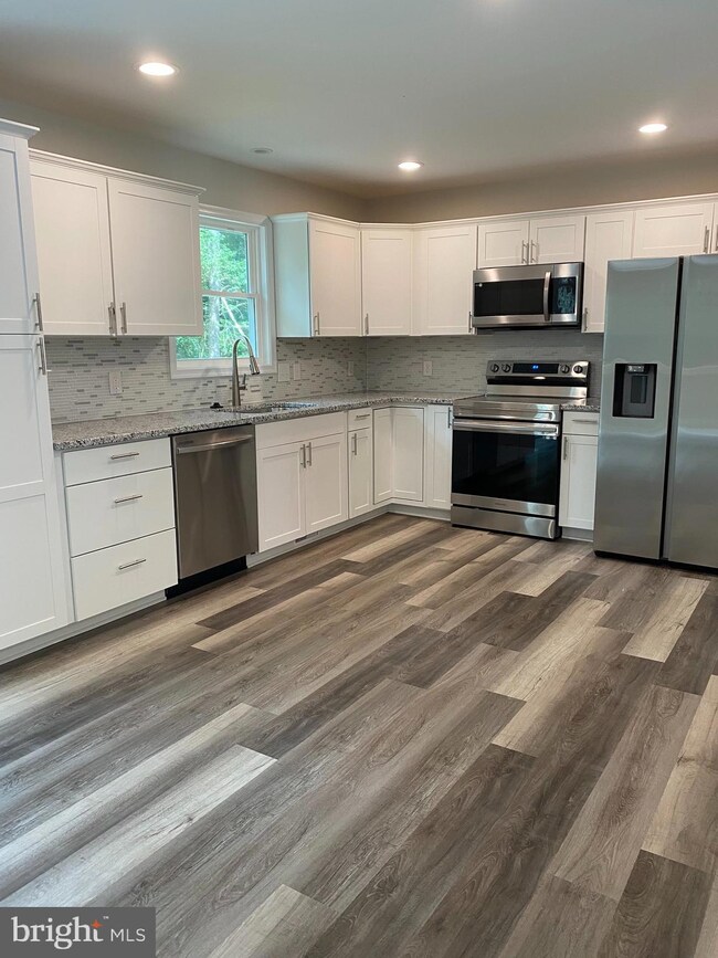 862 Lakeview Dr, Colonial Beach, VA 22443 - photo 3