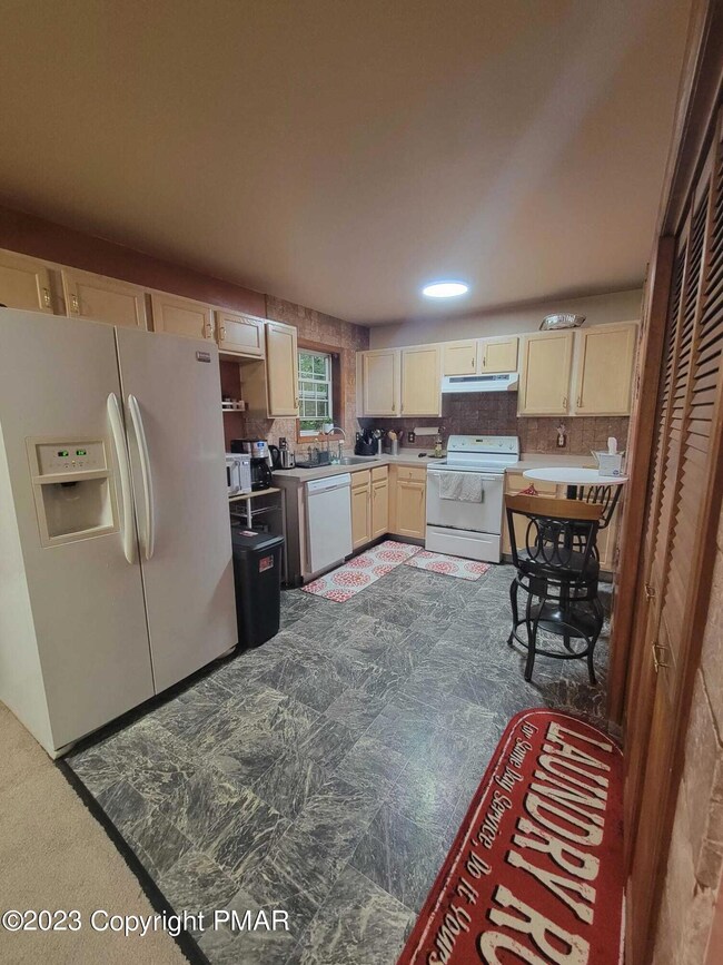 9853 Deerwood Dr, Tobyhanna, PA 18466 - photo 6