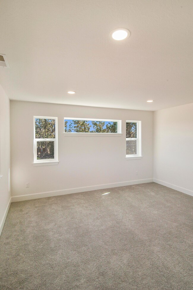 269 NW Montevista Ave, Madras, OR 97741 - photo 4