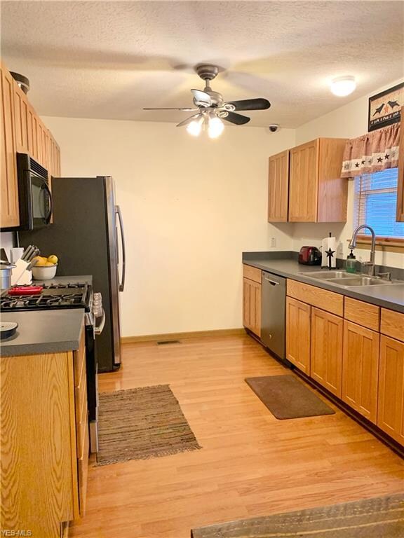 Stainless steel appliances stay with the home. Dis