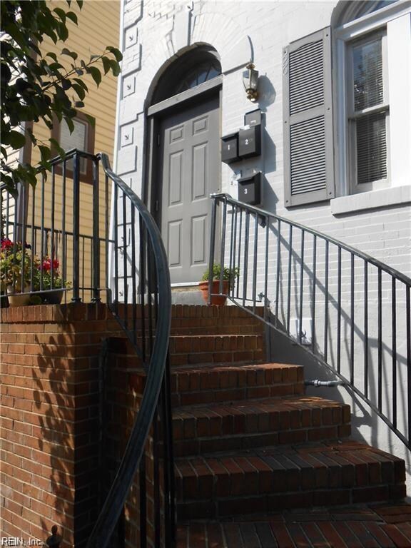 This is a triplex.  Apt. is on the 2nd floor.