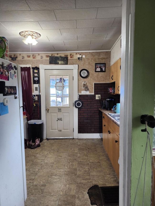 0404 from dining room into kitchen