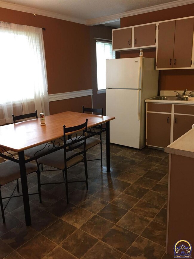 3314 SW Kiowa St, Topeka, KS 66614 - photo 2