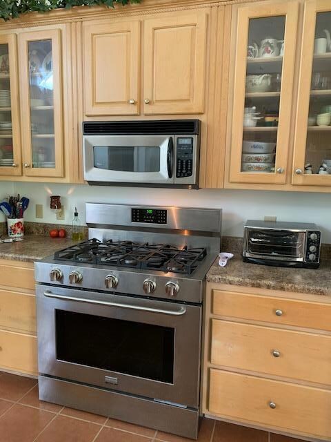 stove with gas top and elec oven