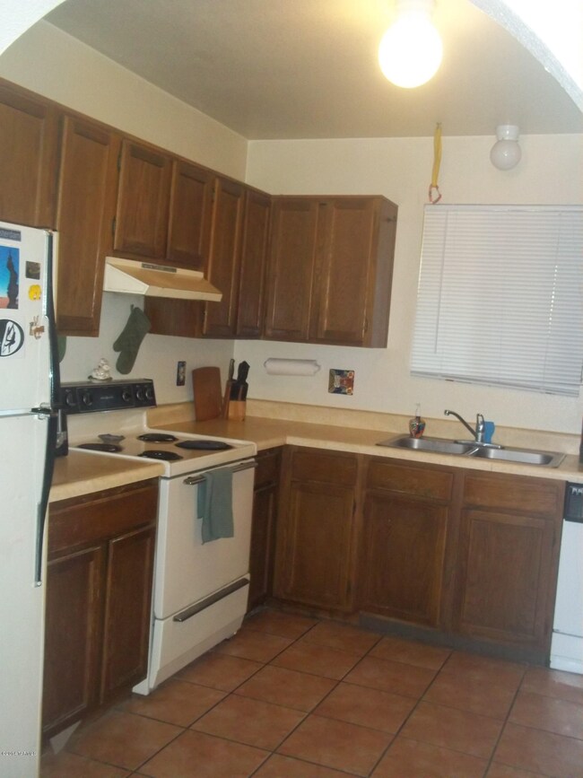 1408 E 8th 052