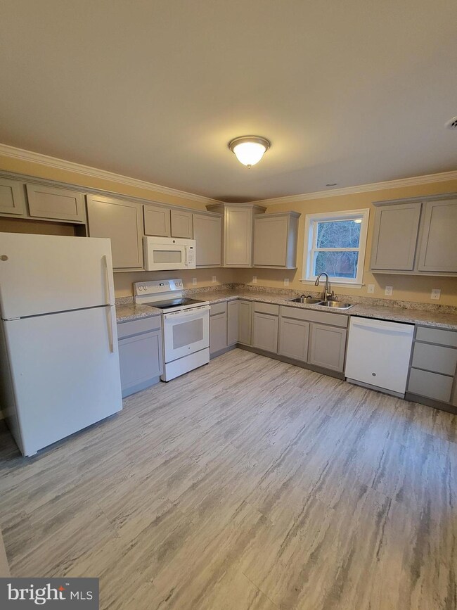 242 W 2nd St, Waynesboro, PA 17268 - photo 6