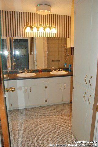 706 Newhall St, Beeville, TX 78102 - photo 6