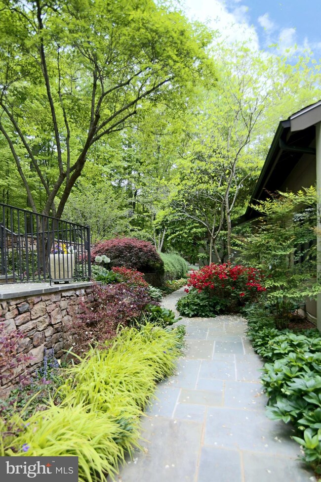 8334 Cathedral Forest Dr, Fairfax Station, VA 22039 - photo 3