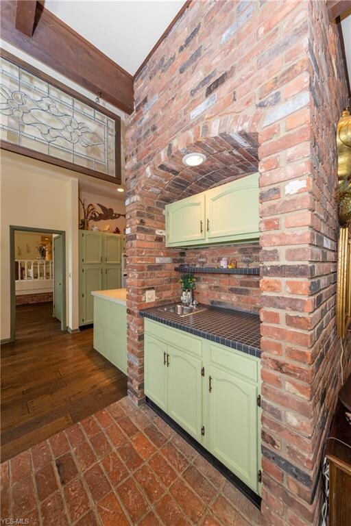 The tasteful entertainment bar between the Kitchen