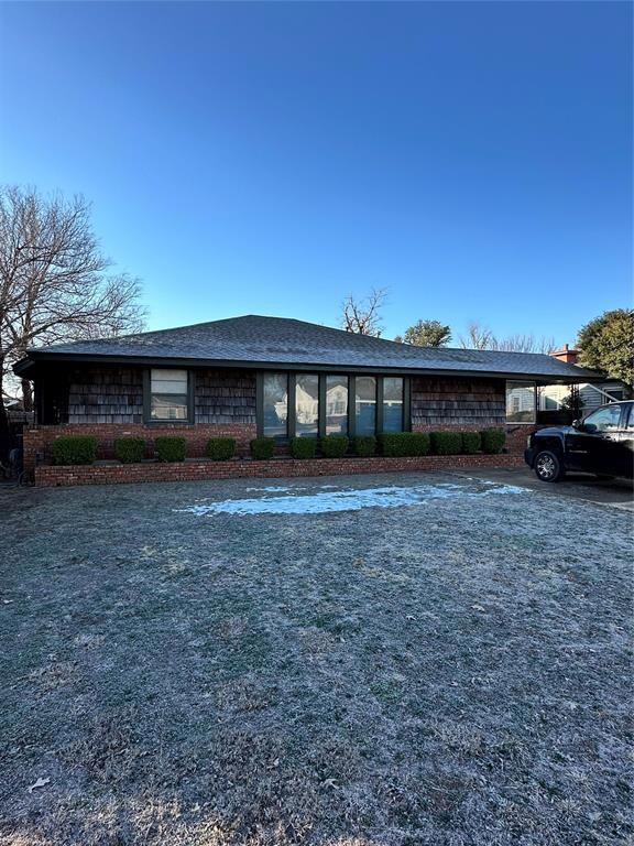 View of front of house featuring a front yard and 