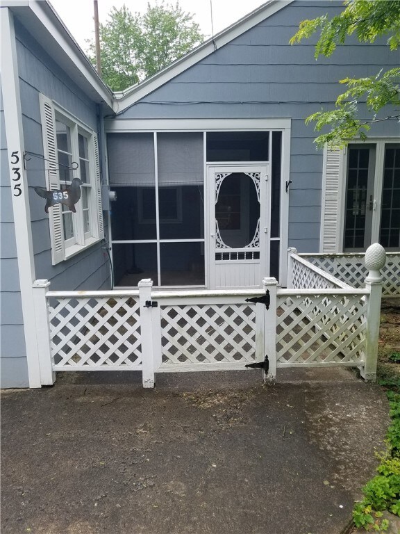 CHARMING ENTRANCE TO FRONT DOOR