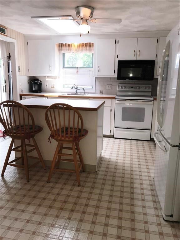 58 Bramble Ln, West Warwick, RI 02893 - photo 4