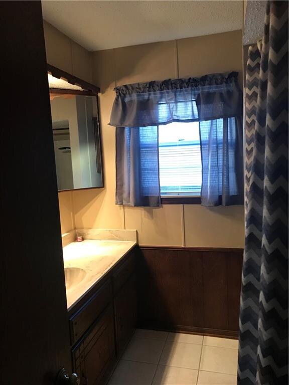 Hall bath off livingroom